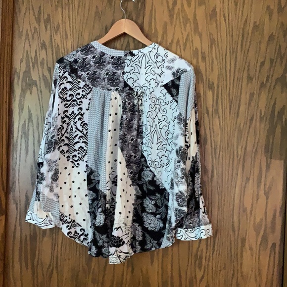 Maeve black and white floral print 1/2 button dolman sleeve top - Picture 6 of 6